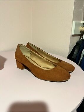 Suede Block Heel Pumps in Brown